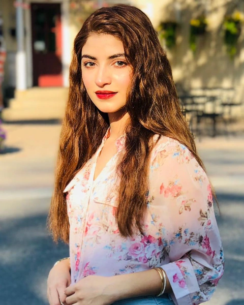 Kinza Hashmi Age, Wiki Boyfriend, Family Biography Instagram