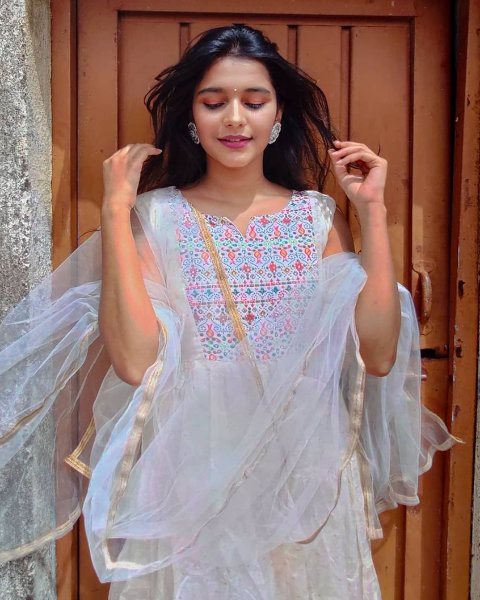 Shivani Mundherkar Instagram Images