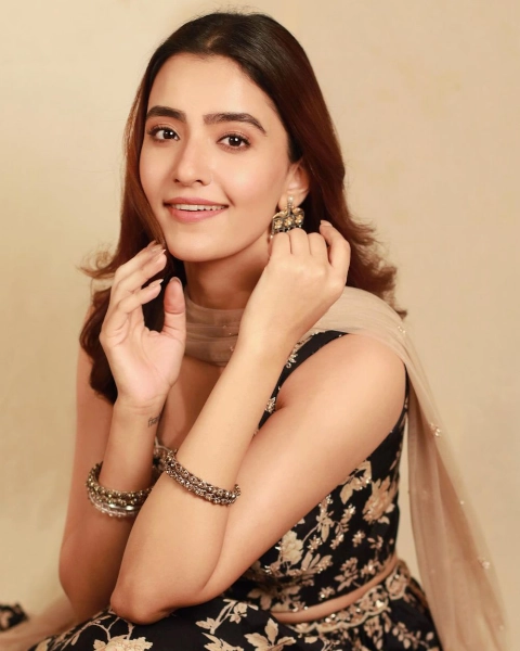 Rukshar Dhillon in Aakatayi