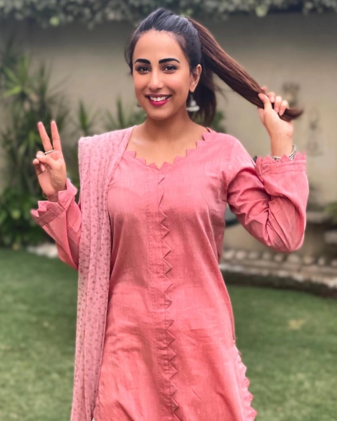 Ushna Shah as Rozi in Kitni Girhain Baaki Hain