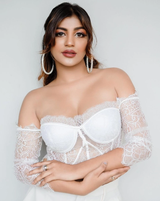 Yashika Aannand in Kadamaiyai Sei