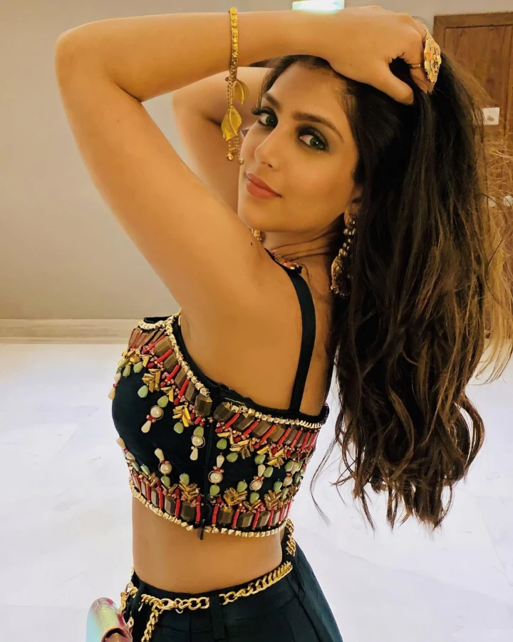 Ishita Chauhan Navel