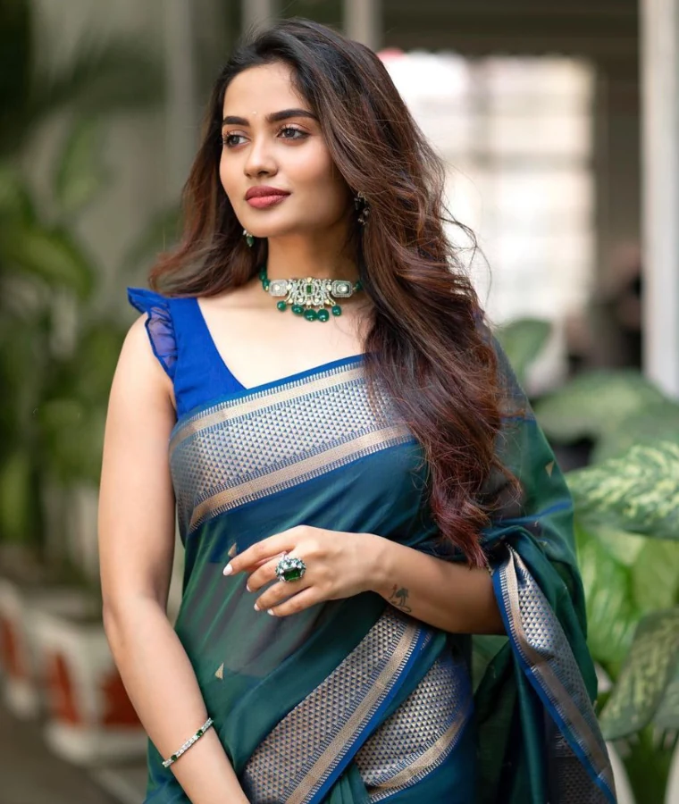 Teju Ashwini in Enna Solla Pogirai