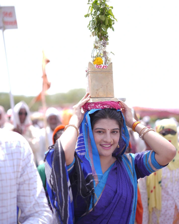 Gayatri Jadhav was born in Pune, Maharashtra, India