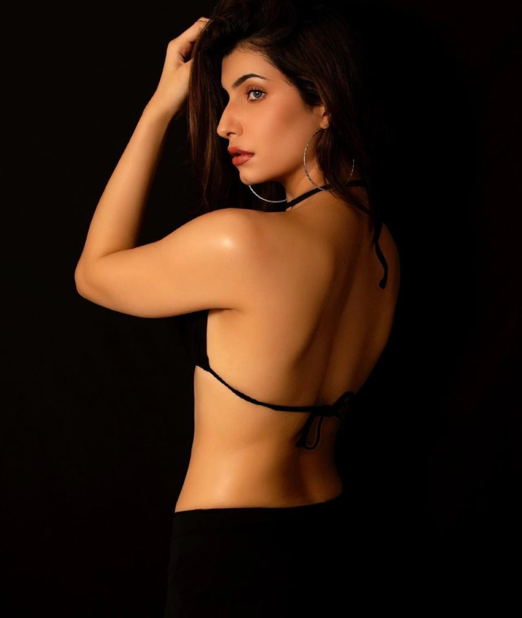 Simrithi Bathija's beautiful back