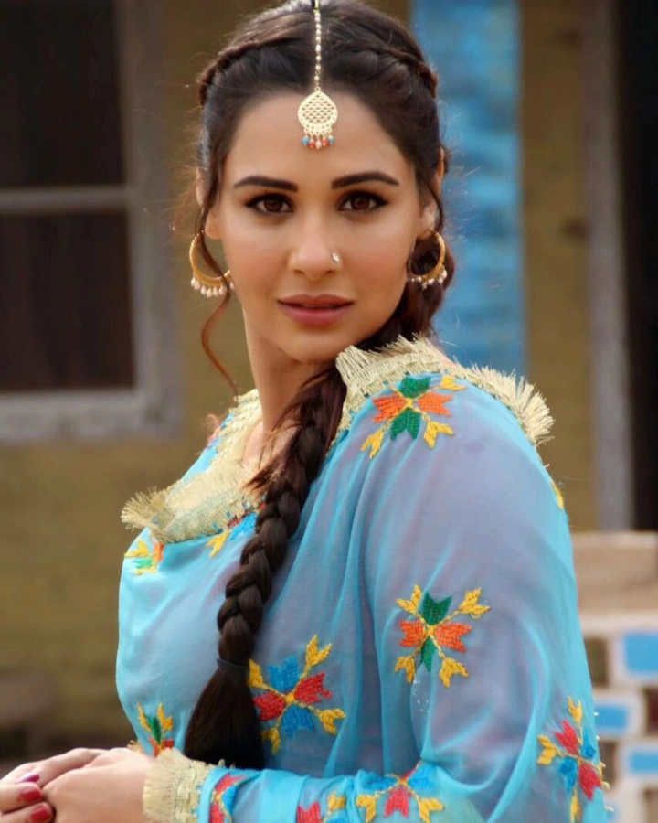 Mandy Takhar Age, Biography, Marriage, Husband, Instagram