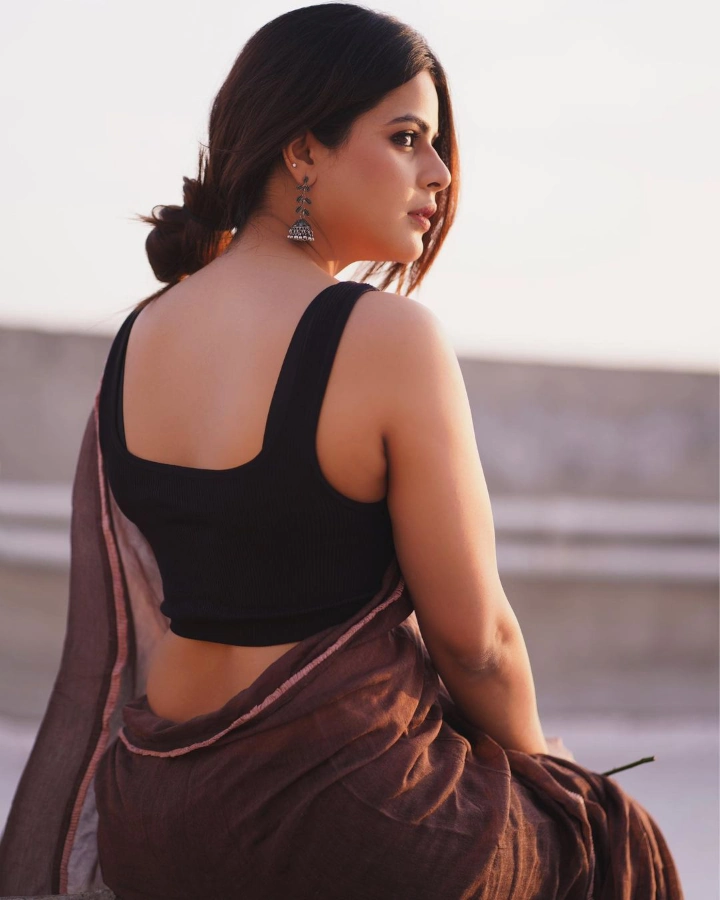 Jigyasa Singh's beautiful back