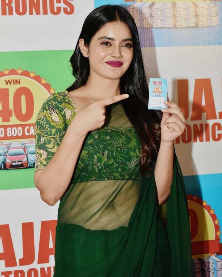 Kushita Kallapu promoting Bajaj Electronics brand products