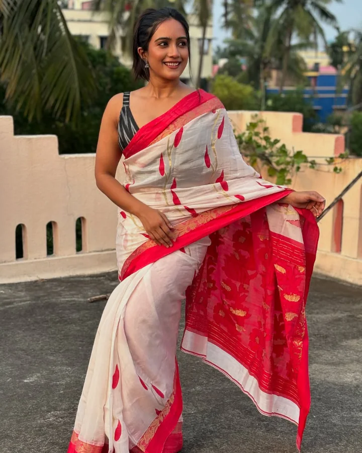 Amika Shail looking Cute in Saree