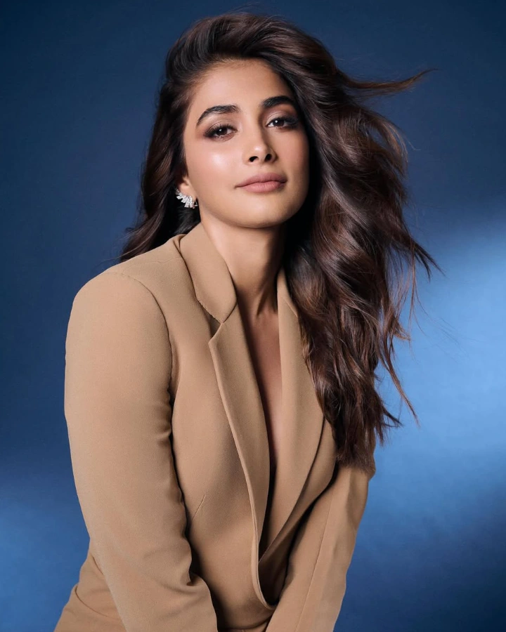 Pooja Hegde as Diya Sathaye