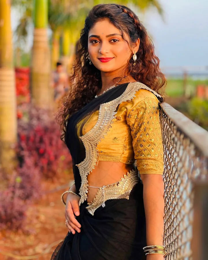 Sanjana Kale Looking Stunningly Gorgeous in Black Saree