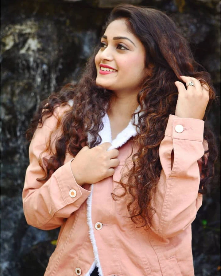 Sanjana Kale has Beautiful looks & Innocent Smile which makes her different from others