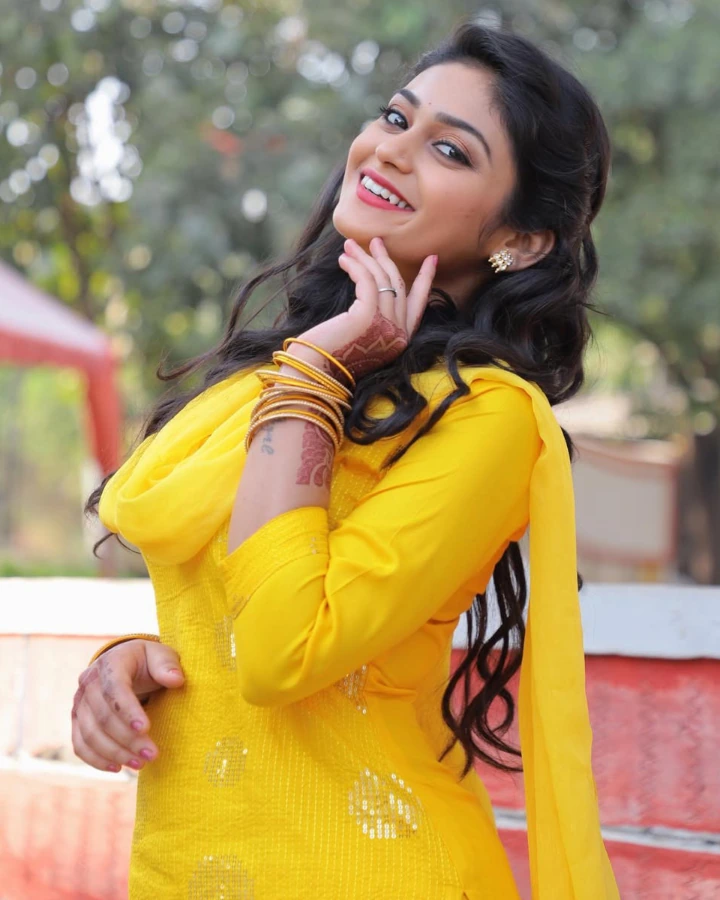 Sanjana Kale in Pahije Jatiche