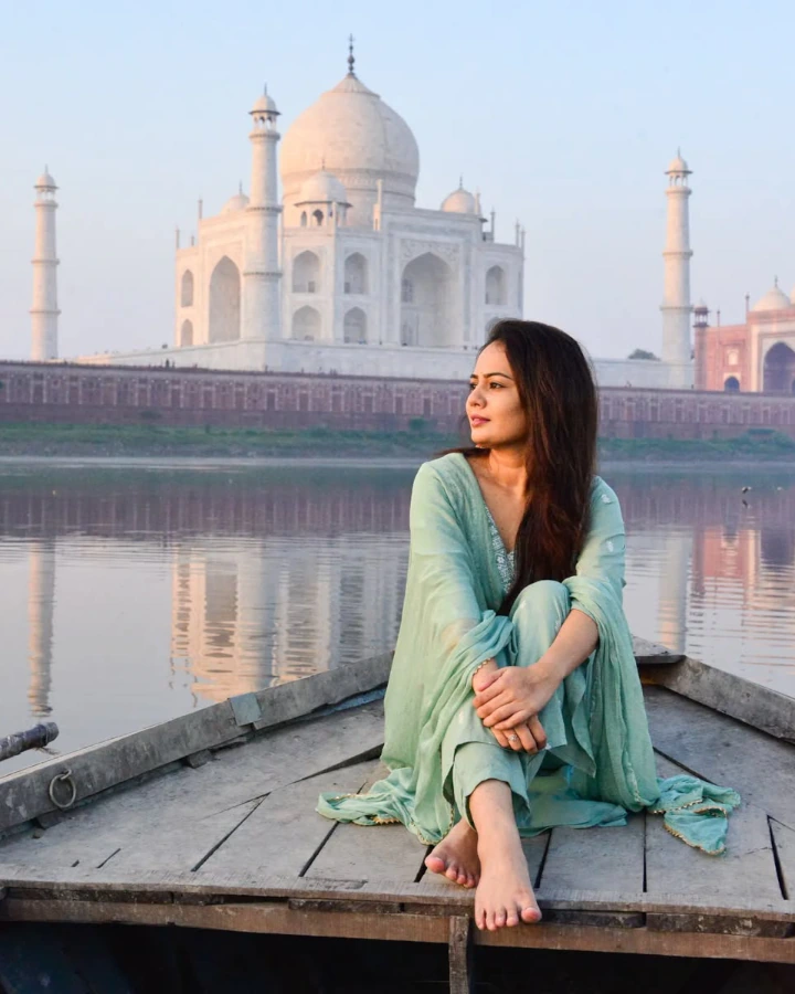 Rujuta Dharap Visiting Taj Mahal