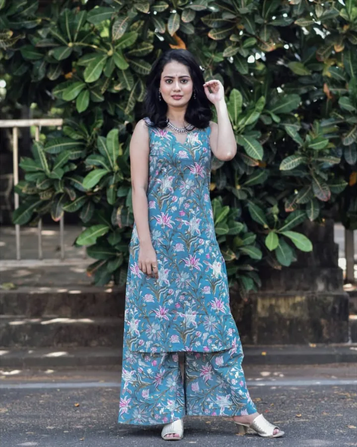 Rujuta Dharap's height is 5'4 (5 feet 4 inches)