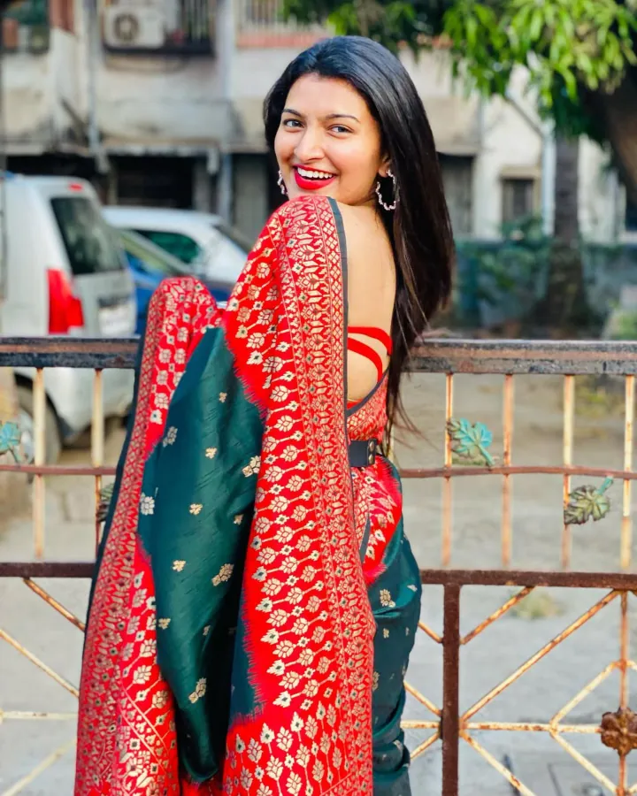 Rutuja Kulkarni looking Cute in Saree