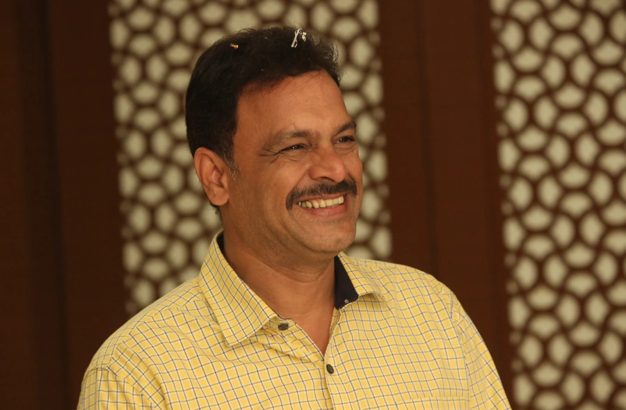 Vijay Patwardhan as Shrikant Kirloskar