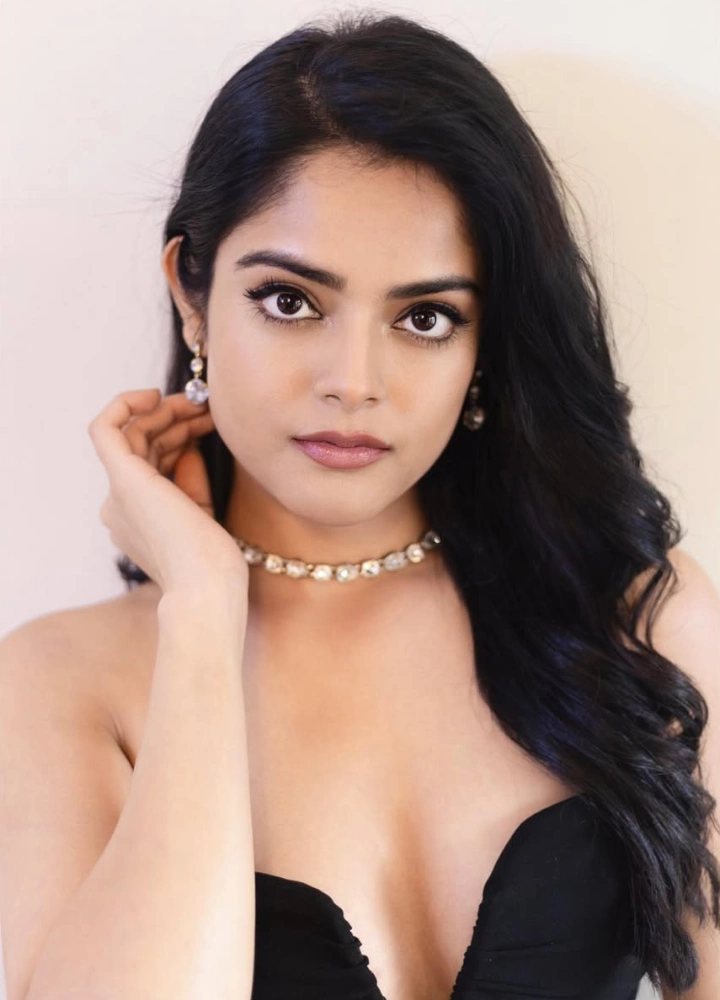 Riddhi Kumar has beautiful Dark Brown eyes