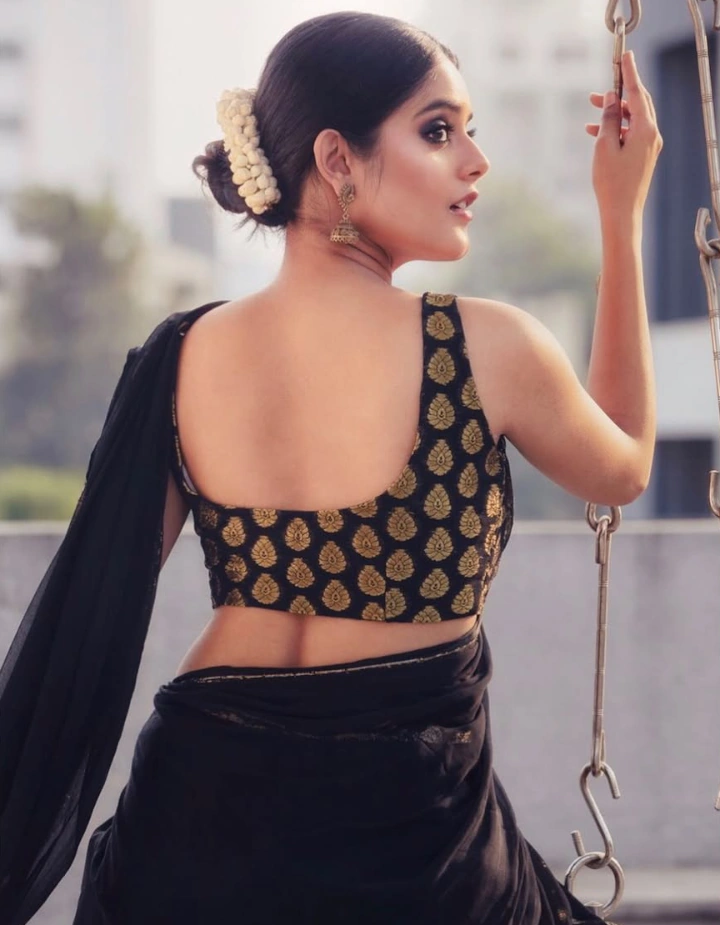 Riddhi Kumar in Beautiful Black Saree