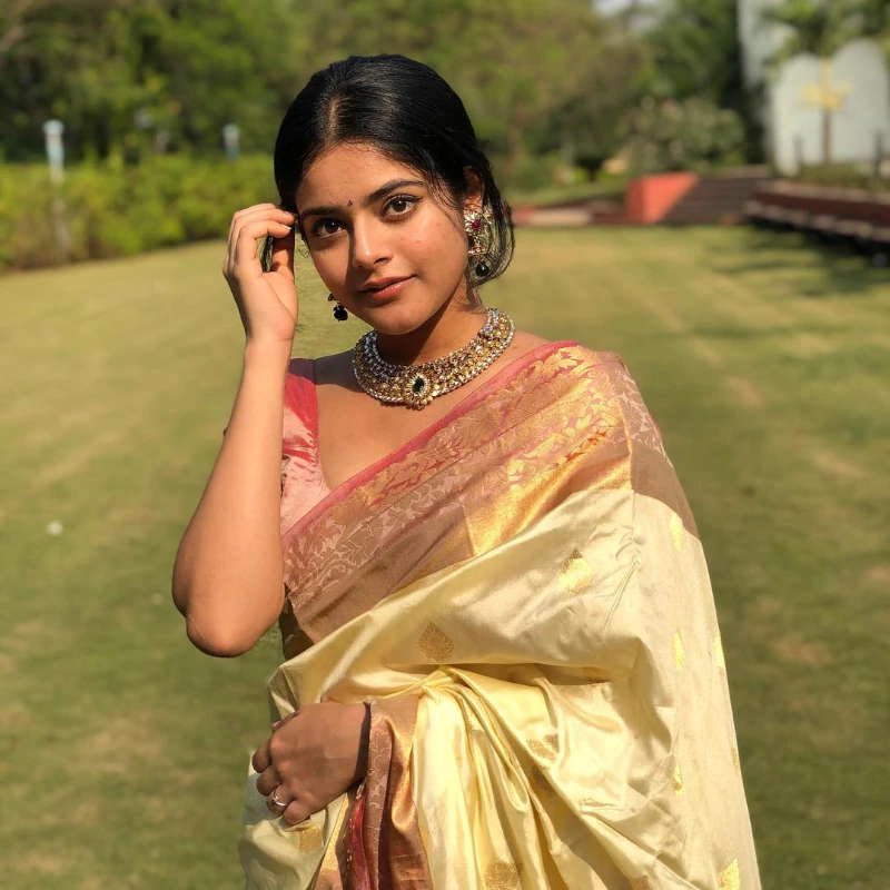 Riddhi Kumar looking Cute in Saree