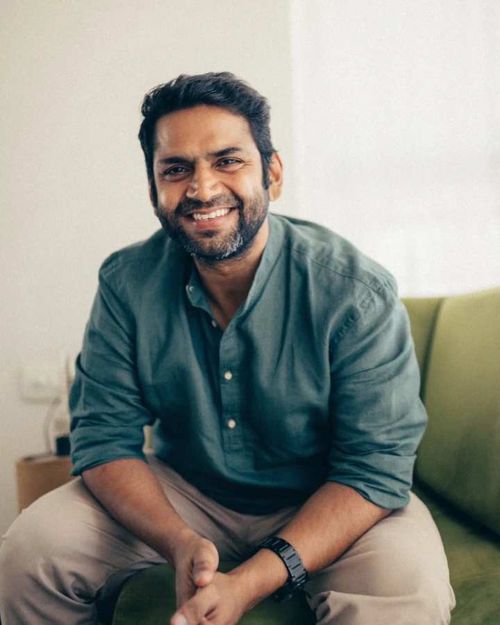 Sharib Hashmi as a journalist Investigating the case2