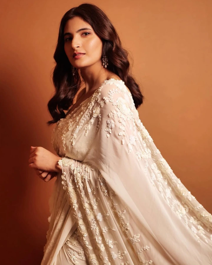 Shivani Raghuvanshi as Roshni Jha1