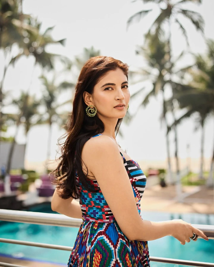 Shivani Raghuvanshi as Roshni Jha27