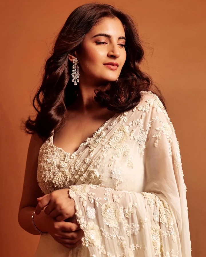 Shivani Raghuvanshi as Roshni Jha4