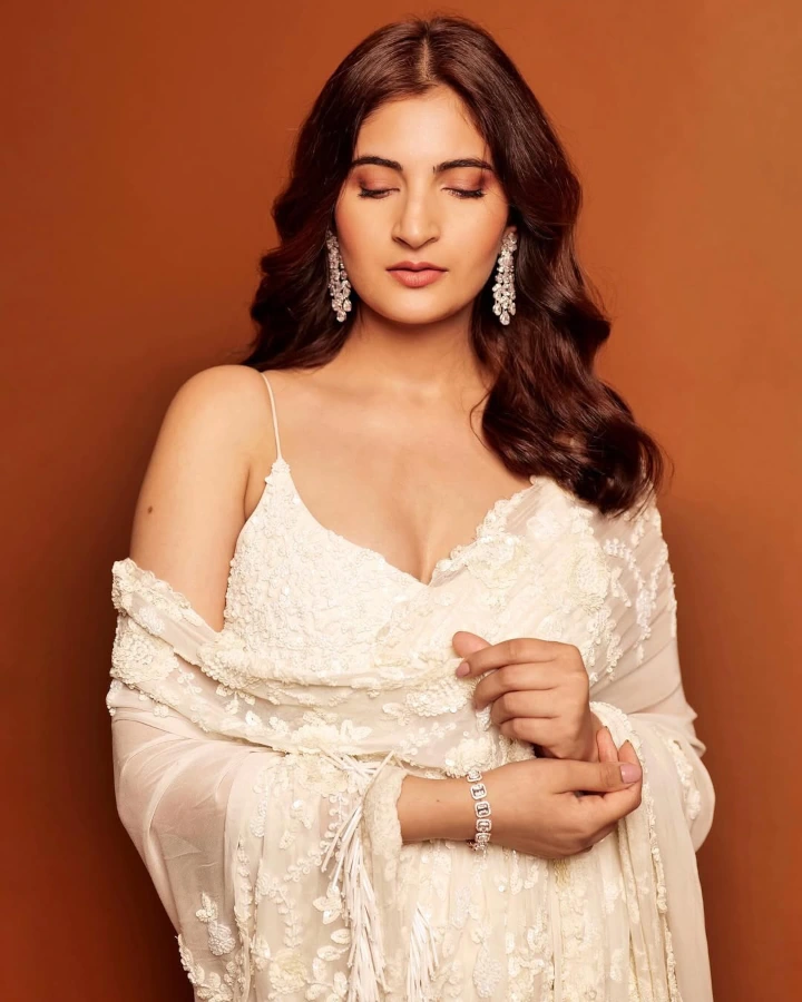 Shivani Raghuvanshi as Roshni Jha6