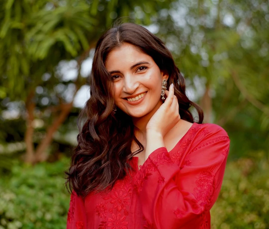 Shivani Raghuvanshi as Roshni Jha8