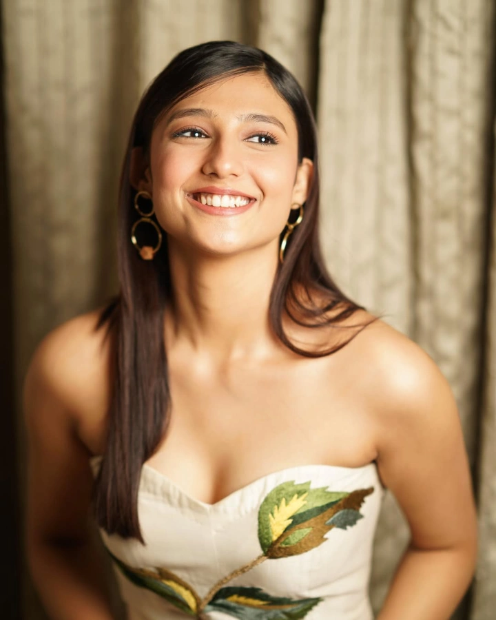 Ritika Nayak as Adult Mahi in Hi Nanna