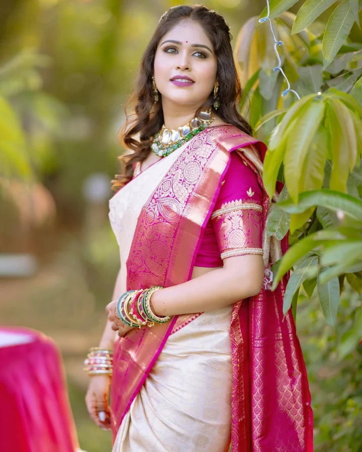 Akshaya Deodhar Music Videos