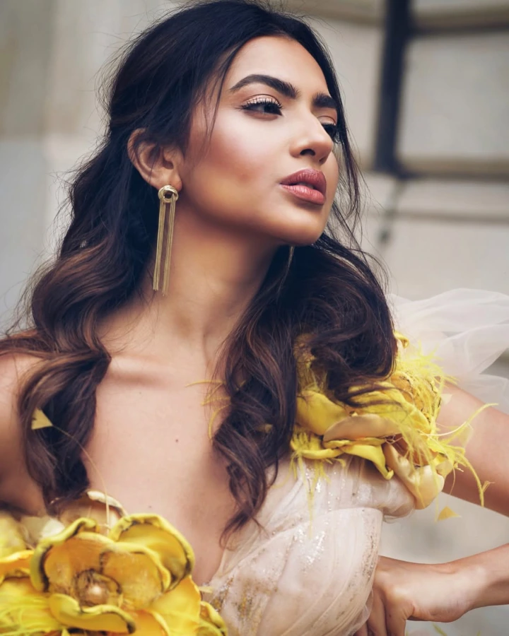 Kashika Kapoor Looking Stunningly Gorgeous