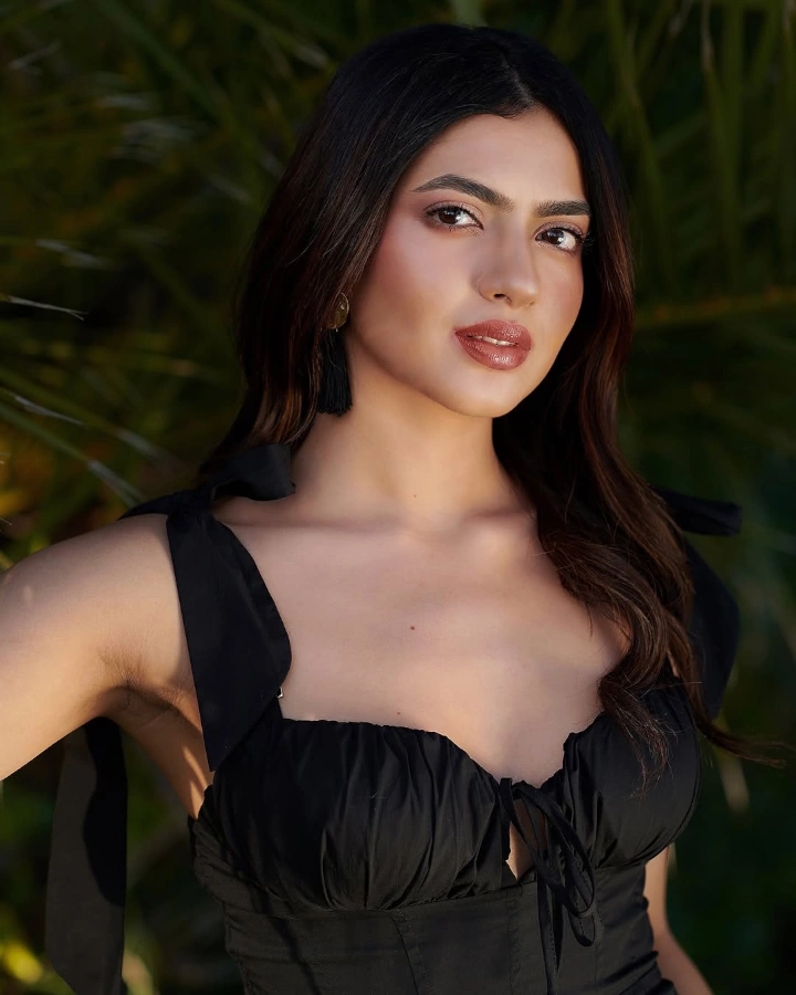 Kashika Kapoor Visiting a Local Garden
