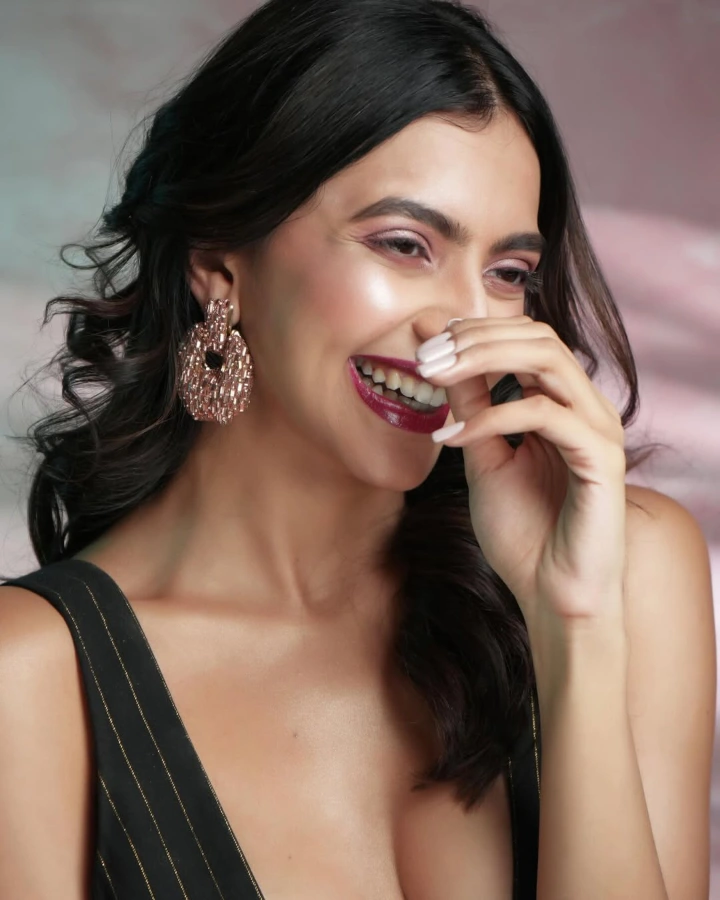 Kashika Kapoor has Beautiful looks & Innocent Smile which makes her different from others