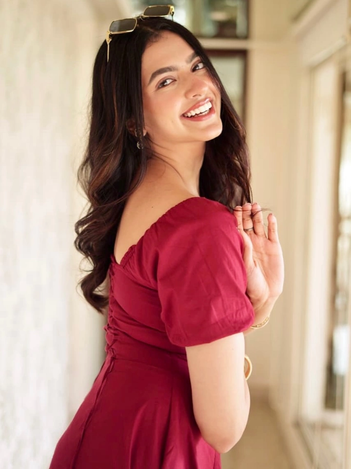 Kashika Kapoor is very much in love of doing nail art