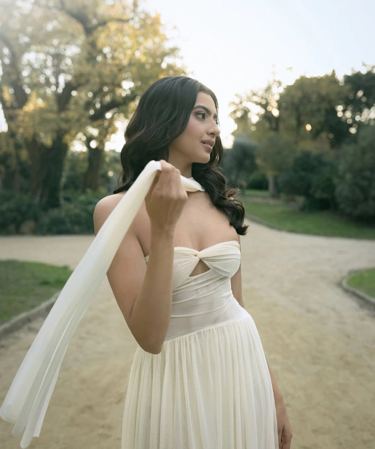 Kashika Kapoor's Latest Beautiful Backless Image