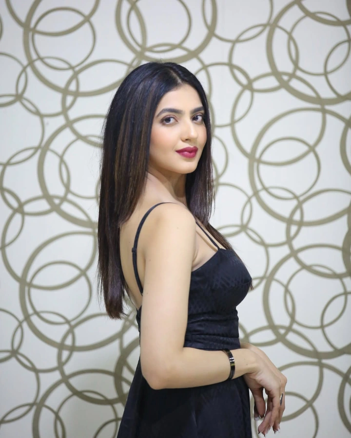 Kashika Kapoor's Long Hair