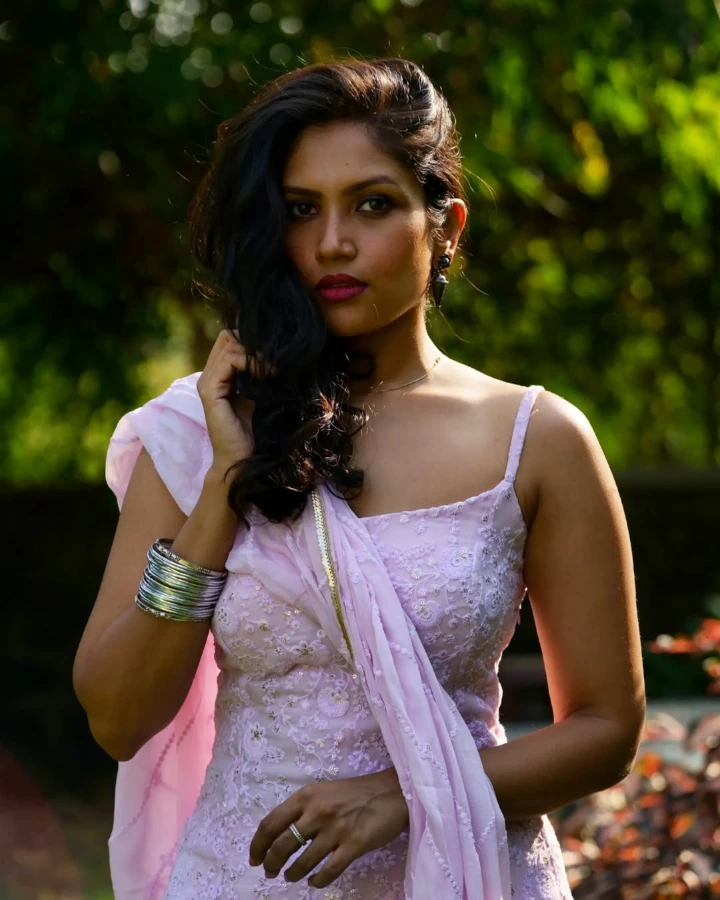 Shruti Bapna is a Gorgeous Indian Actress & a Beautiful Model