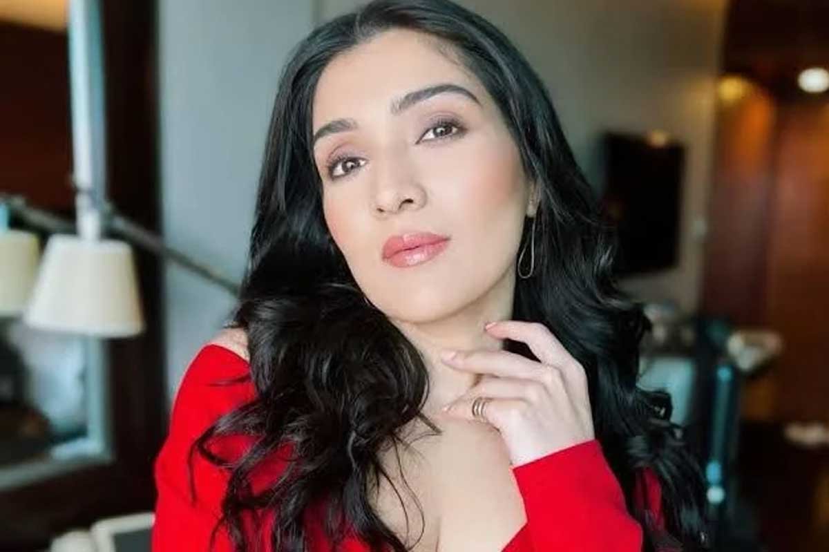 How old is Tina Ahuja